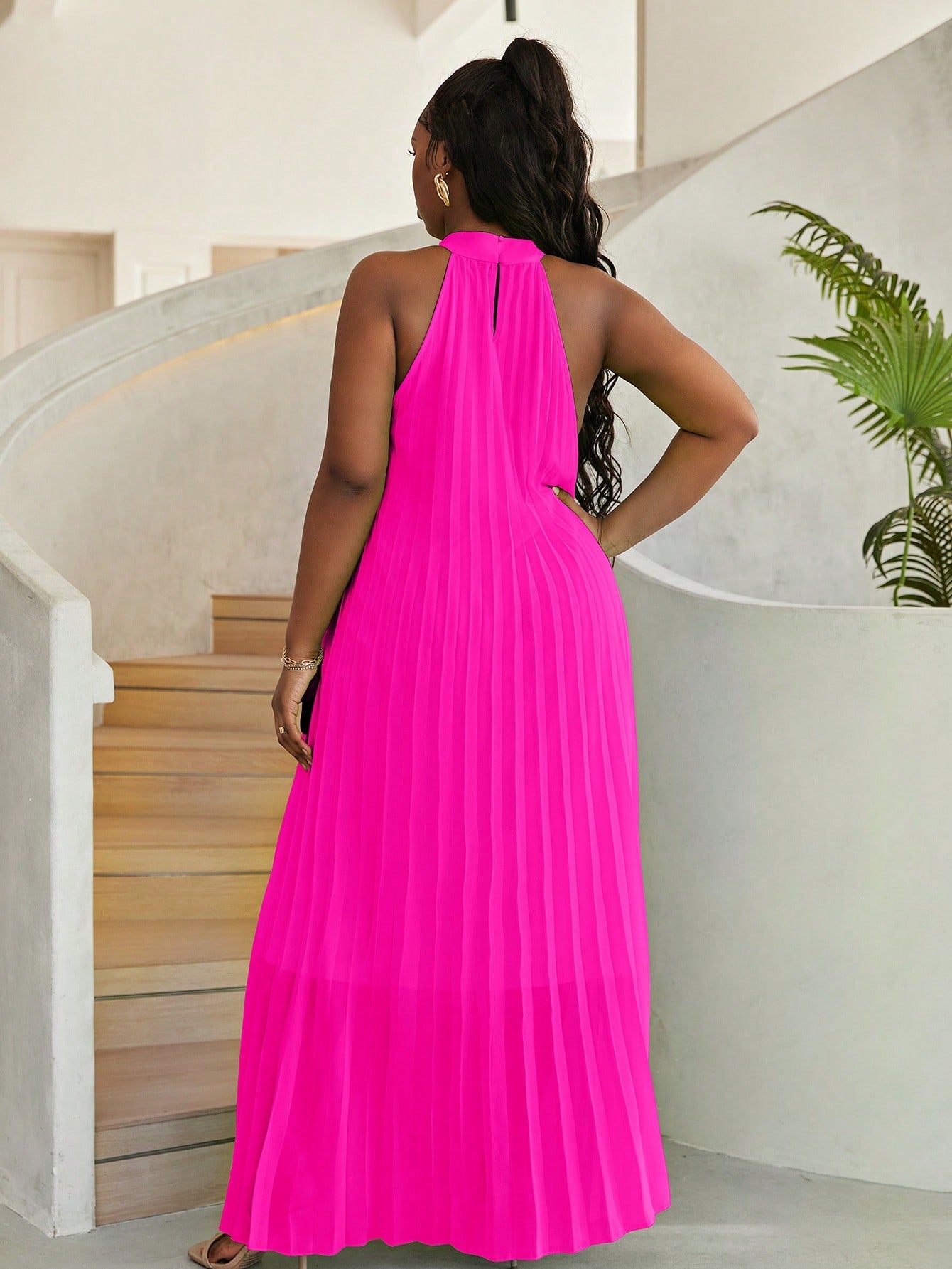 Stunning Plus Size Solid Pleated Halter Dress - An Opulent Blend of Style and Comfort
