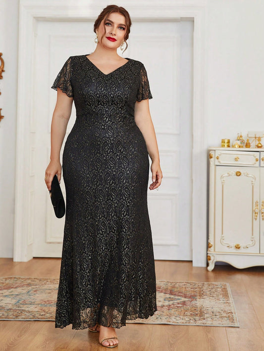 Charming Lace Elegance: Plus Size V-Neck Maxi Dress for Sophisticated Style