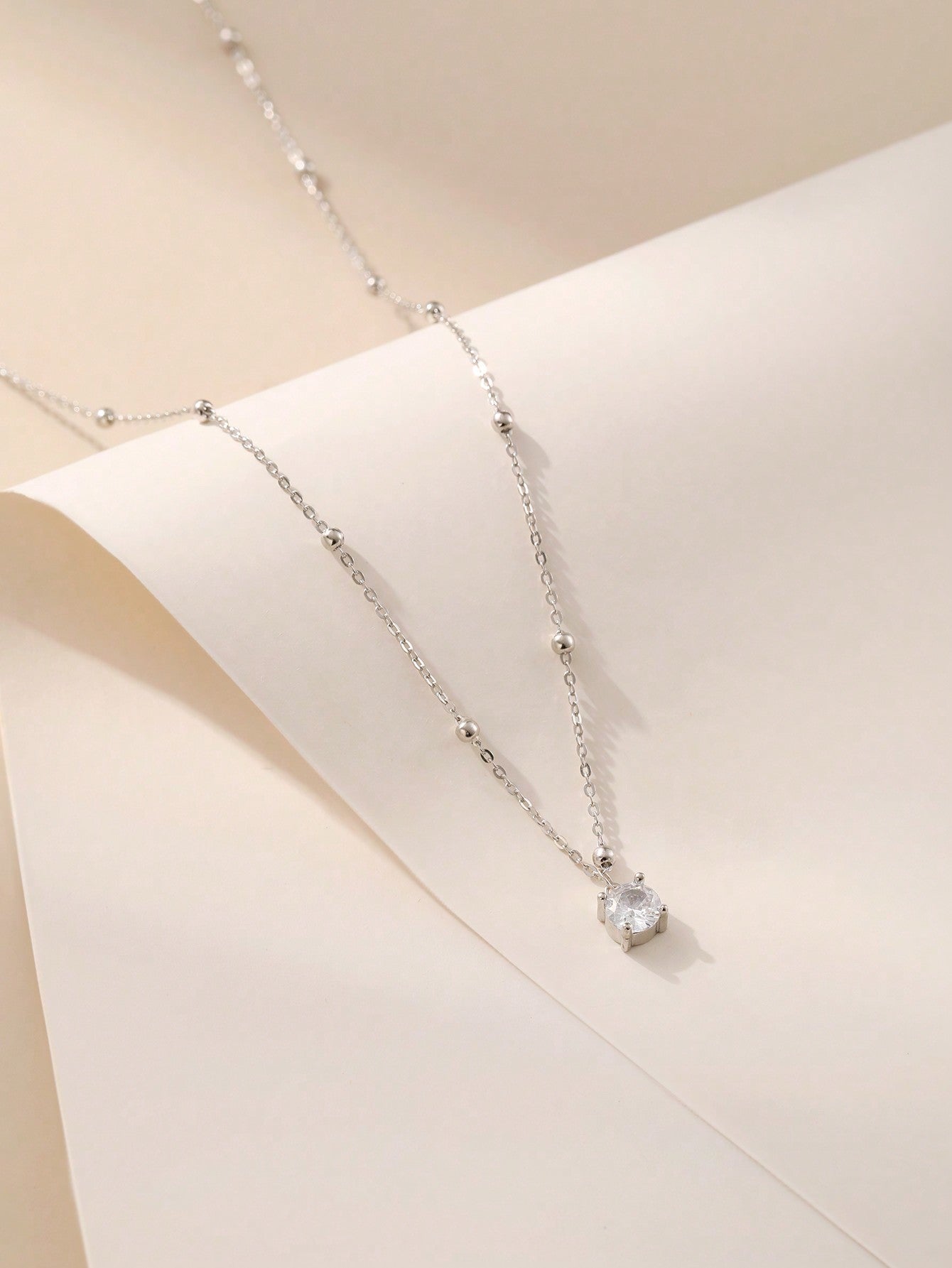 Glamorous Silver Cubic Zirconia Pendant Necklace: An Elegant Decoration for Women
