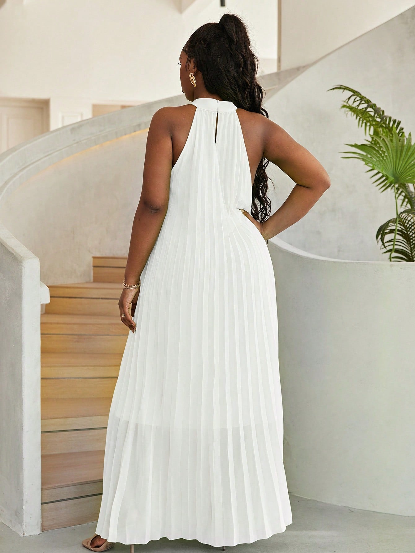 Stunning Plus Size Solid Pleated Halter Dress - An Opulent Blend of Style and Comfort