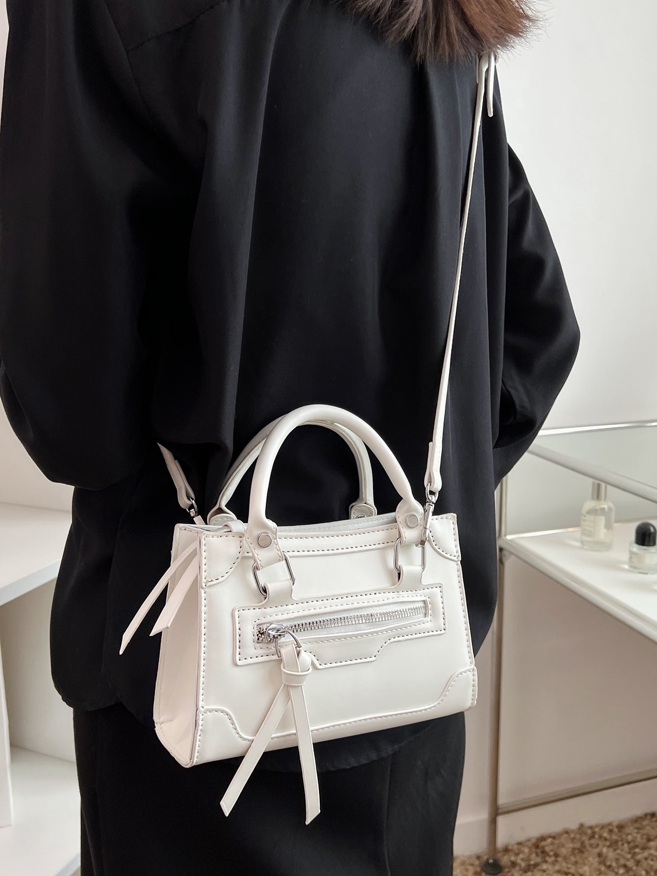 Must-Have Elegant Crossbody Handbag - Trendy and Functional All-In-One Bag