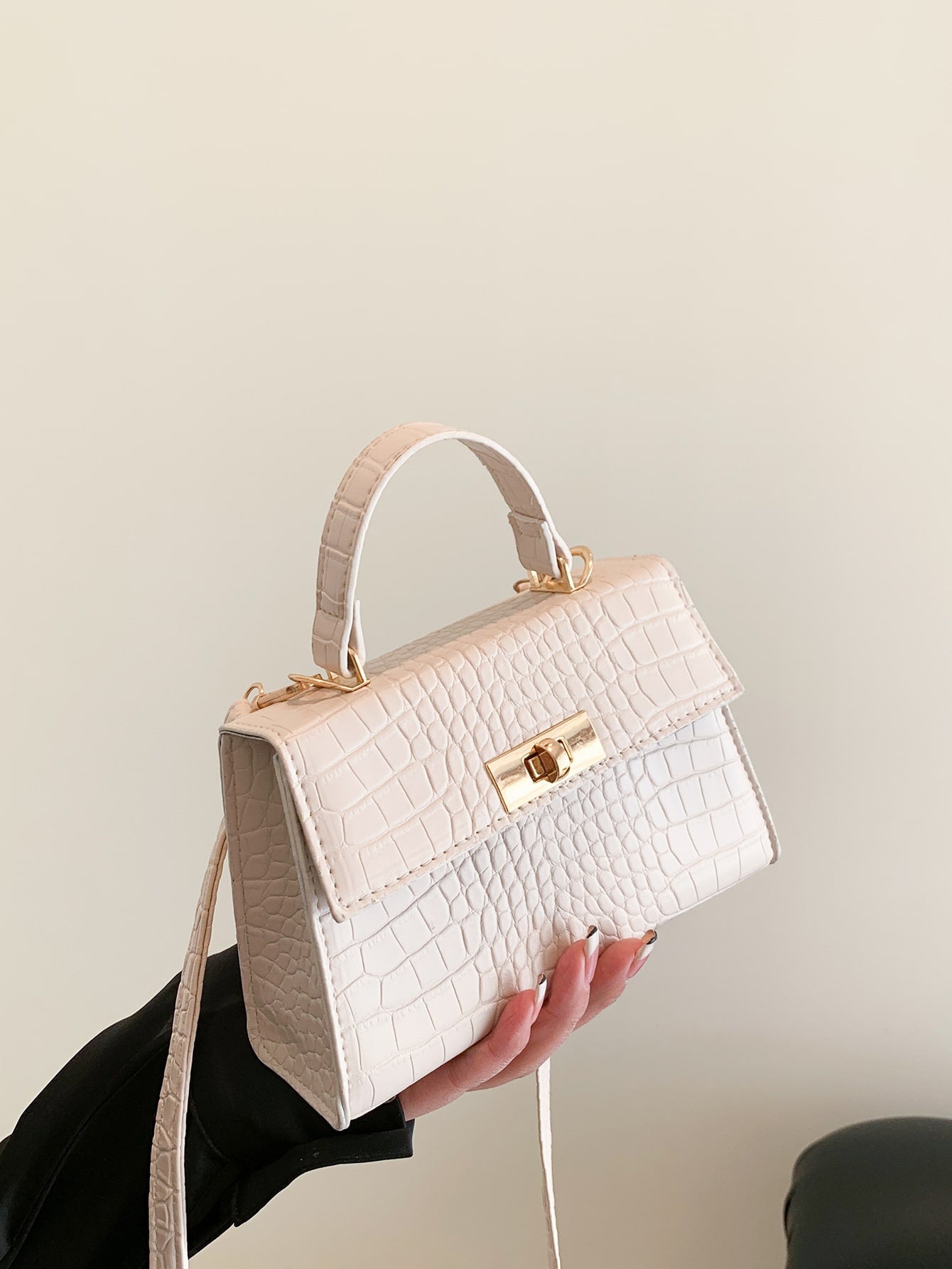 Mini Fashionable Crocodile Pattern Flap Handbag: The Versatile Crossbody Essential