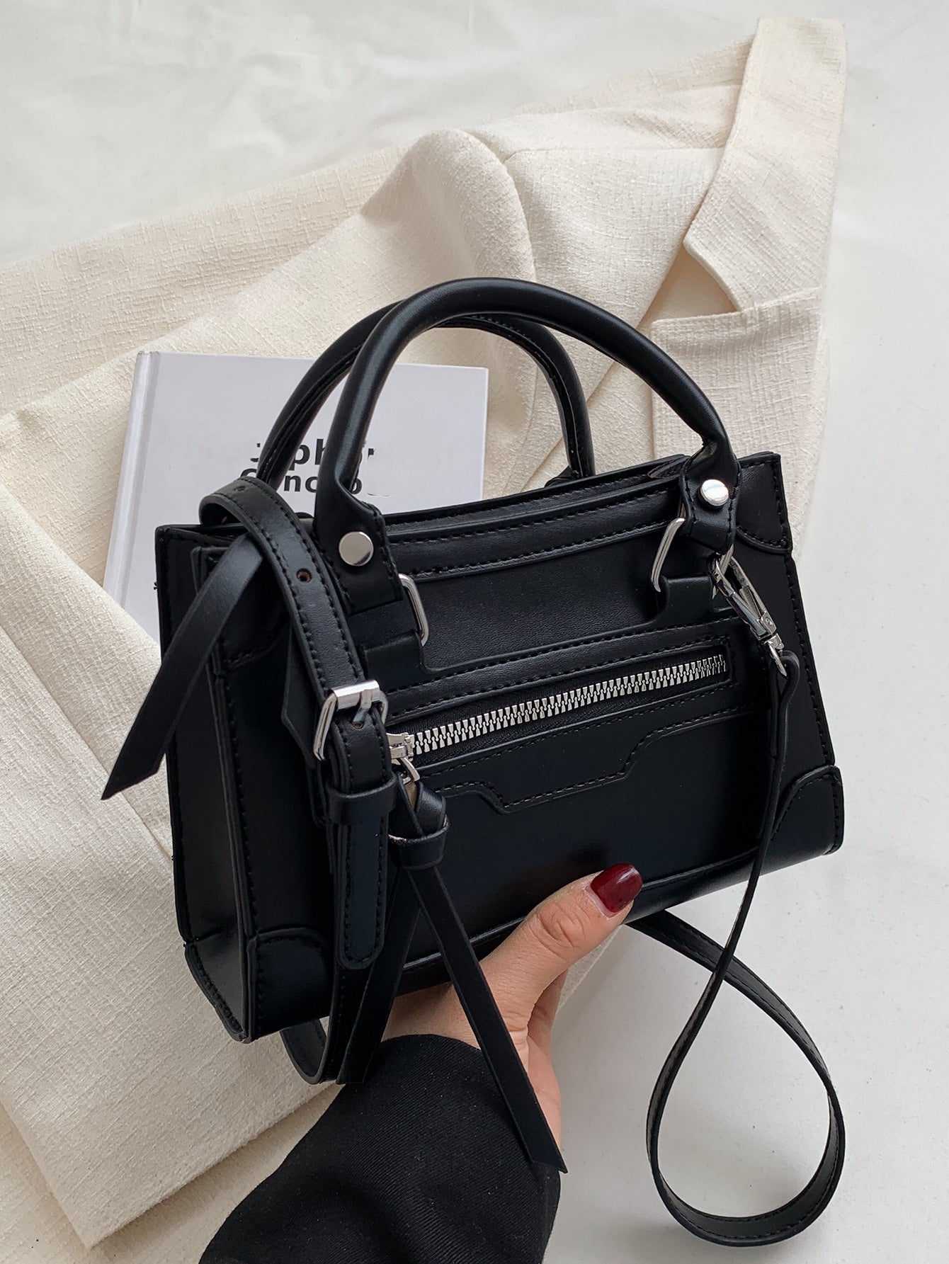 Must-Have Elegant Crossbody Handbag - Trendy and Functional All-In-One Bag