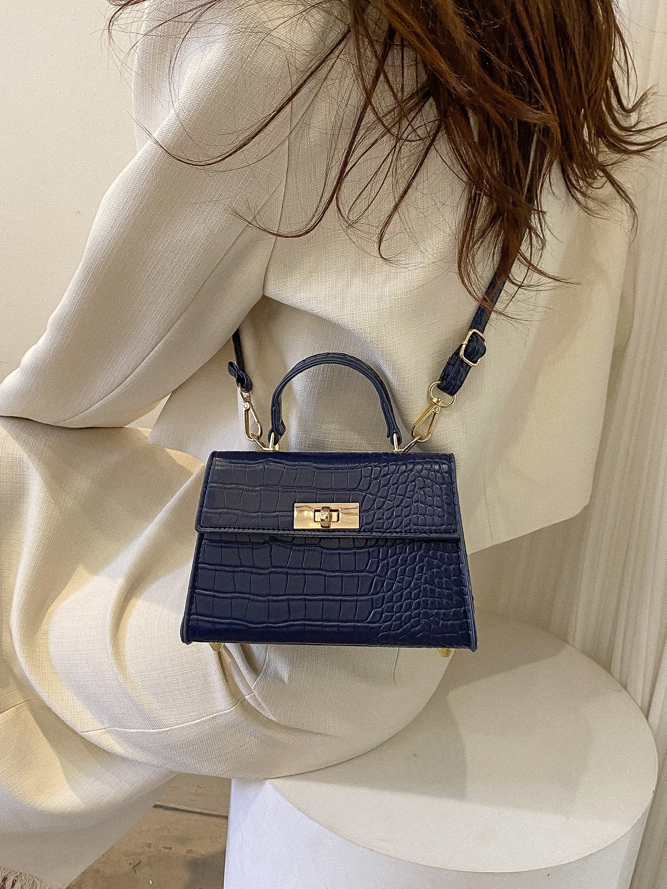 Mini Fashionable Crocodile Pattern Flap Handbag: The Versatile Crossbody Essential