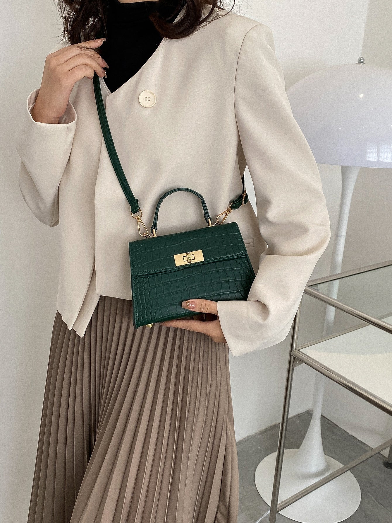 Mini Fashionable Crocodile Pattern Flap Handbag: The Versatile Crossbody Essential