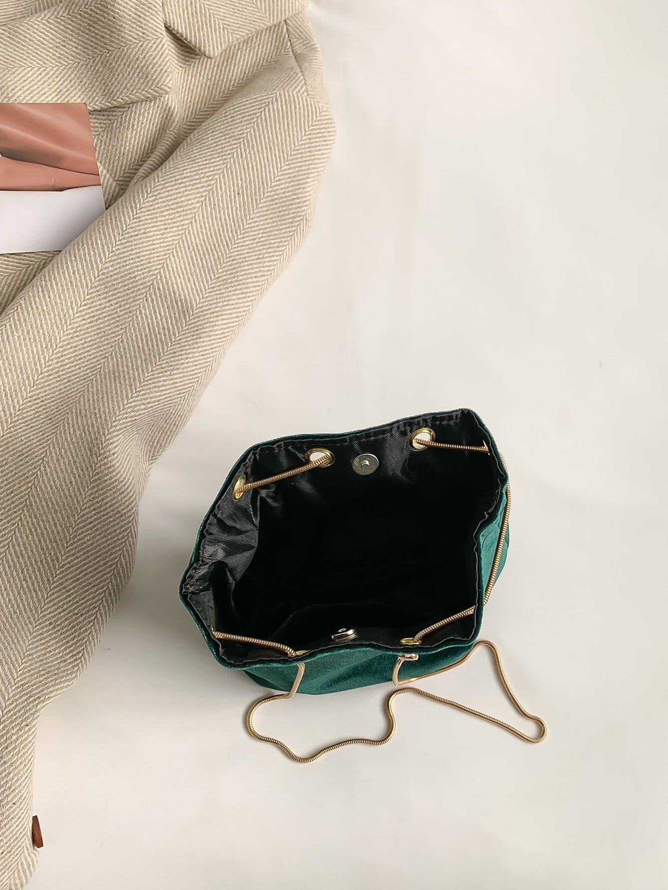 Chic and Compact: Mini Metal Décor Bucket Bag for Effortless Style