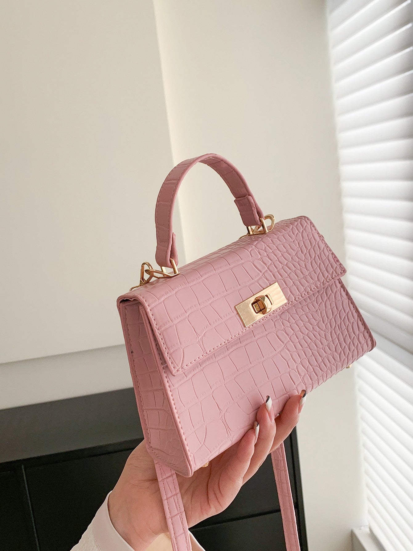 Mini Fashionable Crocodile Pattern Flap Handbag: The Versatile Crossbody Essential