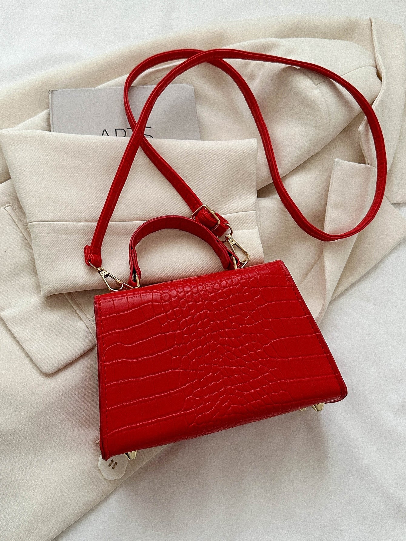 Mini Fashionable Crocodile Pattern Flap Handbag: The Versatile Crossbody Essential