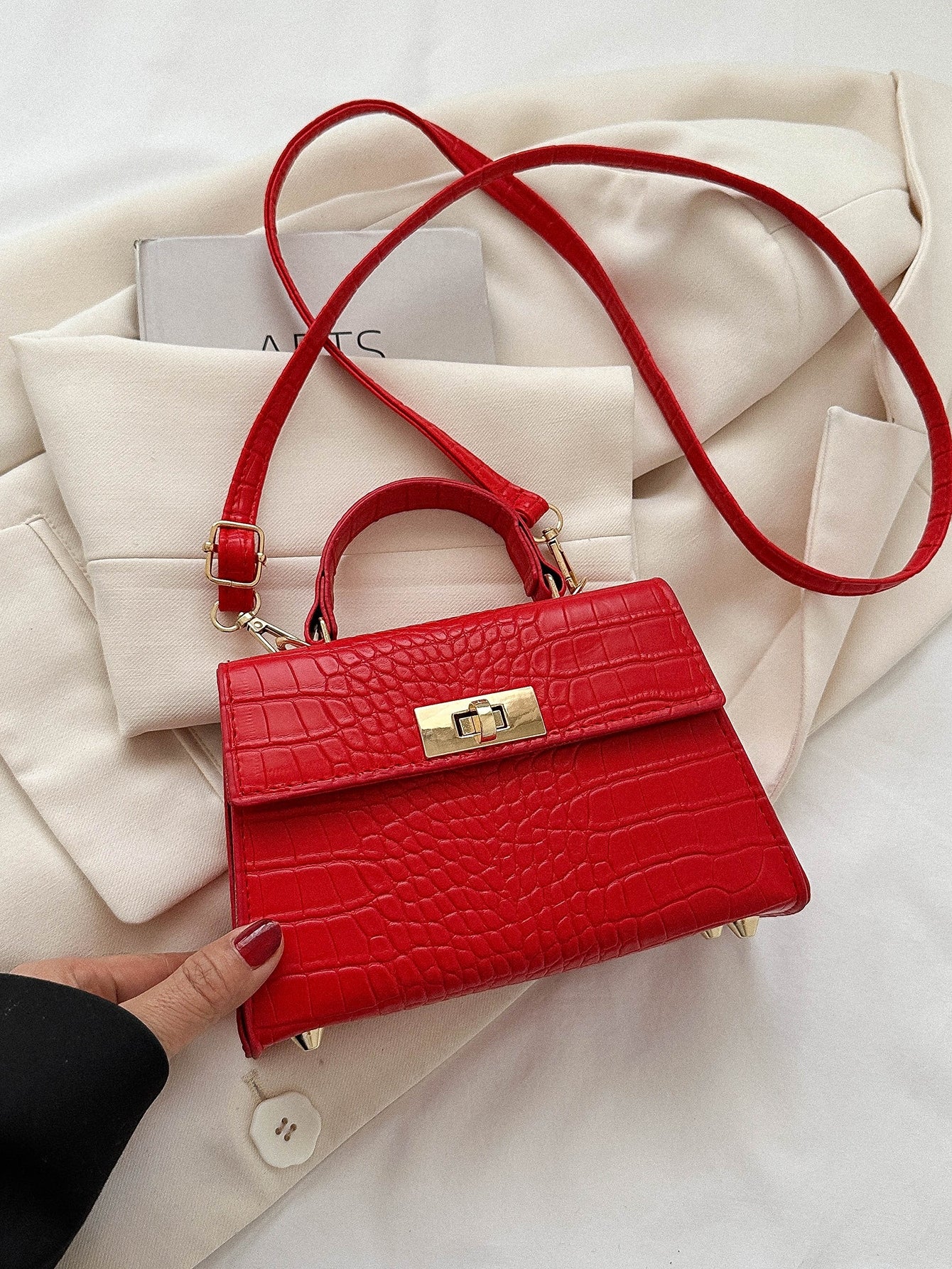 Mini Fashionable Crocodile Pattern Flap Handbag: The Versatile Crossbody Essential