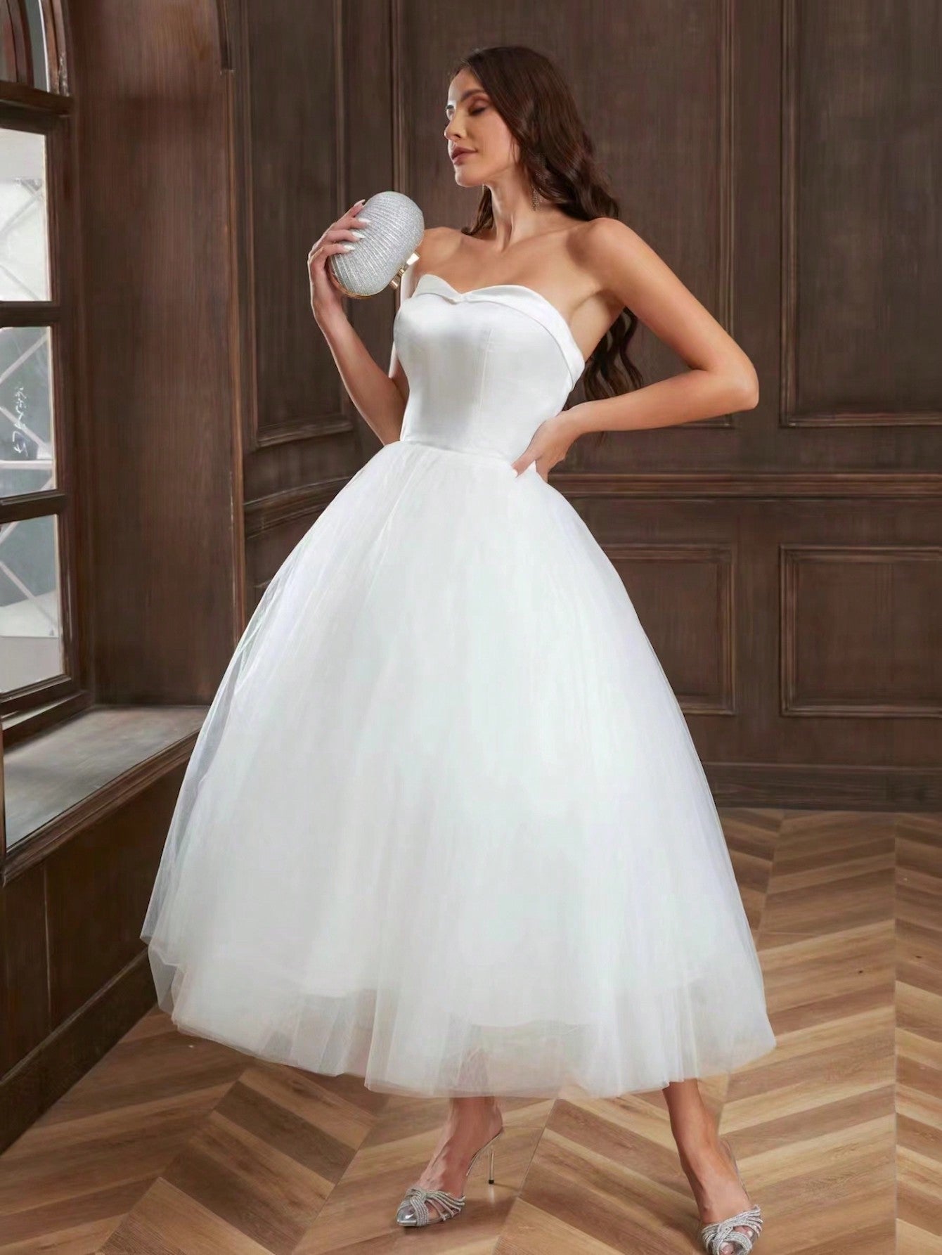 Elegant Allure: Solid Mesh Strapless Wedding Dress