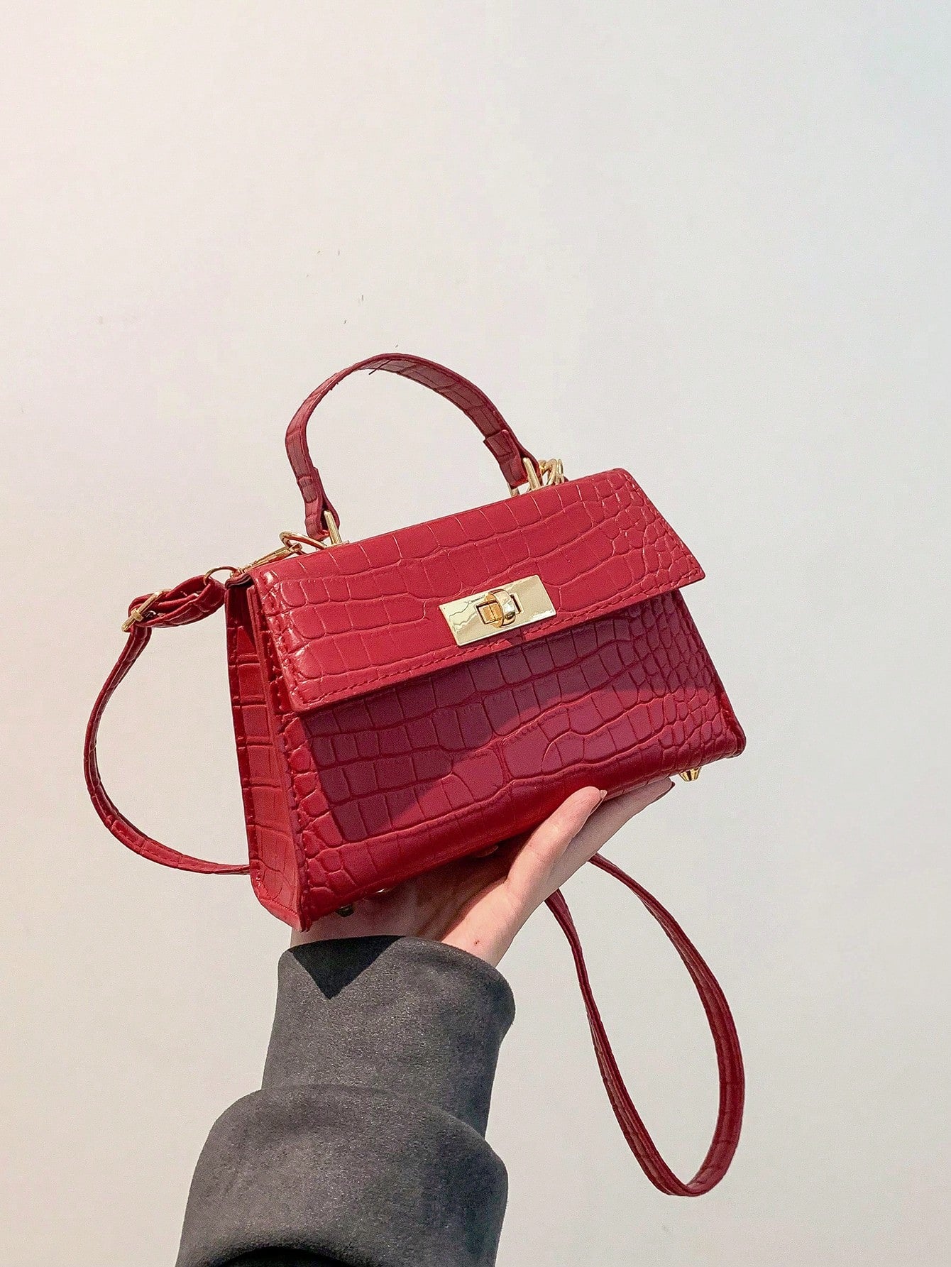 Mini Fashionable Crocodile Pattern Flap Handbag: The Versatile Crossbody Essential