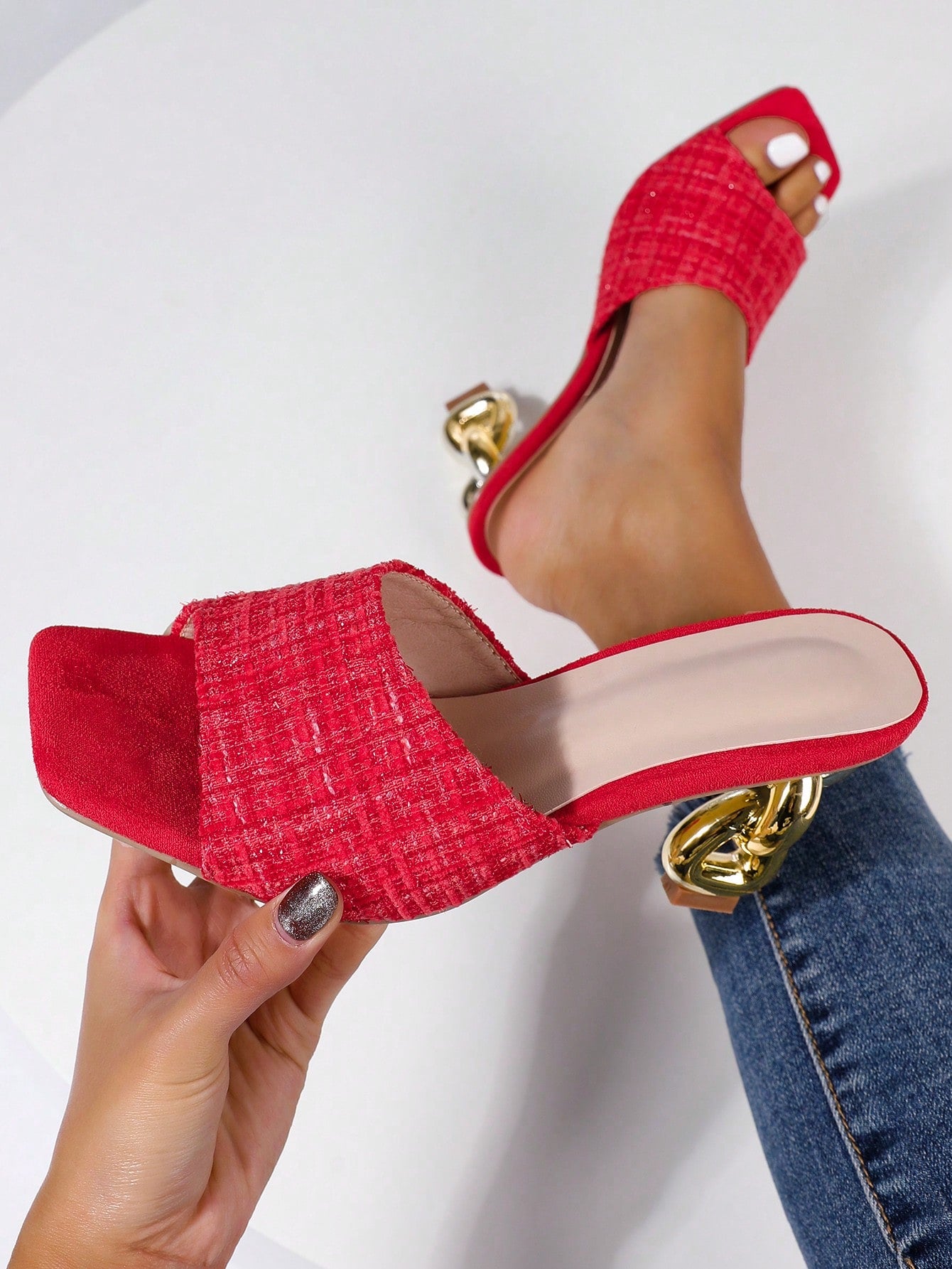 Stunningly Chic: Fashionable Link Shape High Heel – A Must-Have For Every Fashionista!